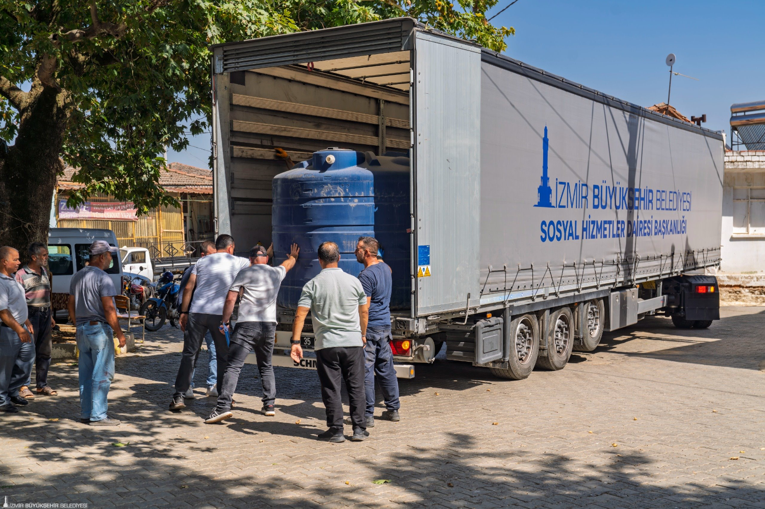 Büyükşehir yanan köylere can suyu oluyor